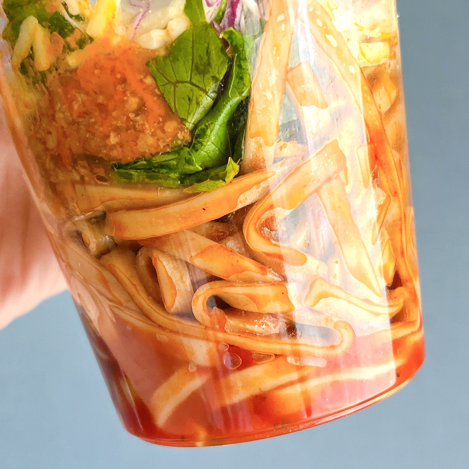 ローソンの「振っておいしいパスタサラダ スパイシータコス風(もち麦パスタ使用)」