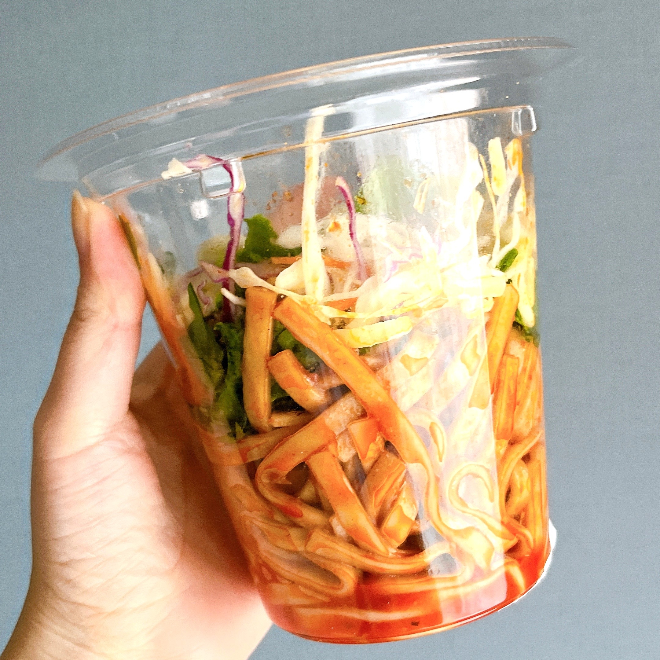 ローソンの「振っておいしいパスタサラダ スパイシータコス風(もち麦パスタ使用)」