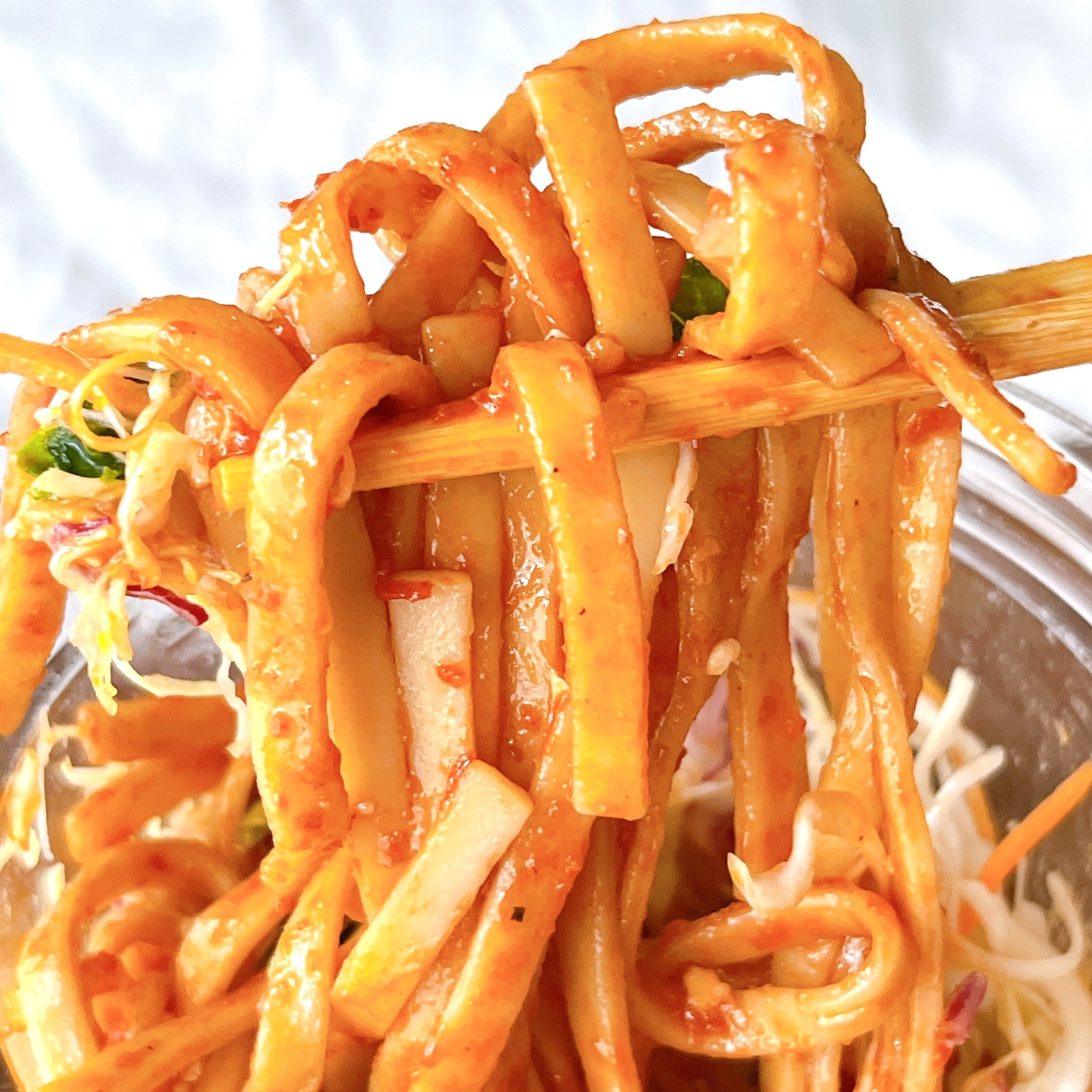 ローソンの「振っておいしいパスタサラダ スパイシータコス風(もち麦パスタ使用)」