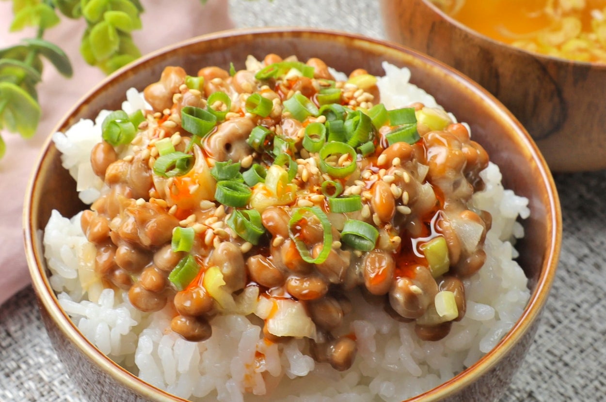 白いご飯に納豆と刻みネギが乗った一杯の丼、味噌汁添え。