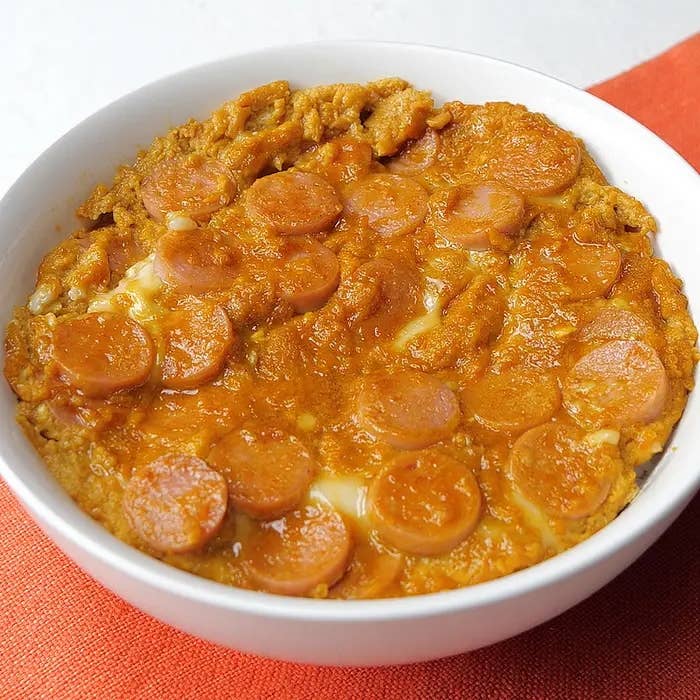 白いボウルに盛られたどんぶり。食材がトッピングされています。