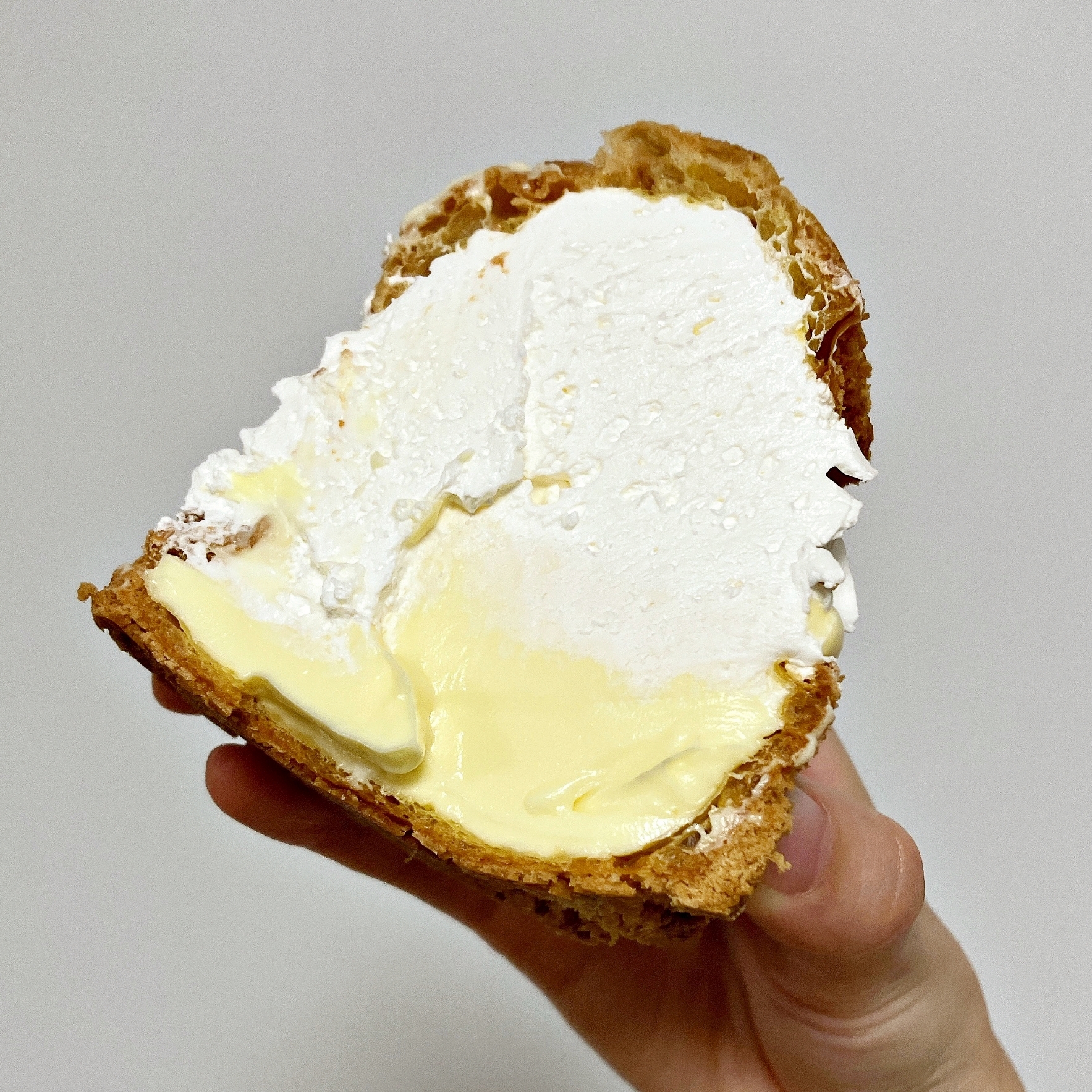 ロピアの「やばば!ツインシュークリーム」
