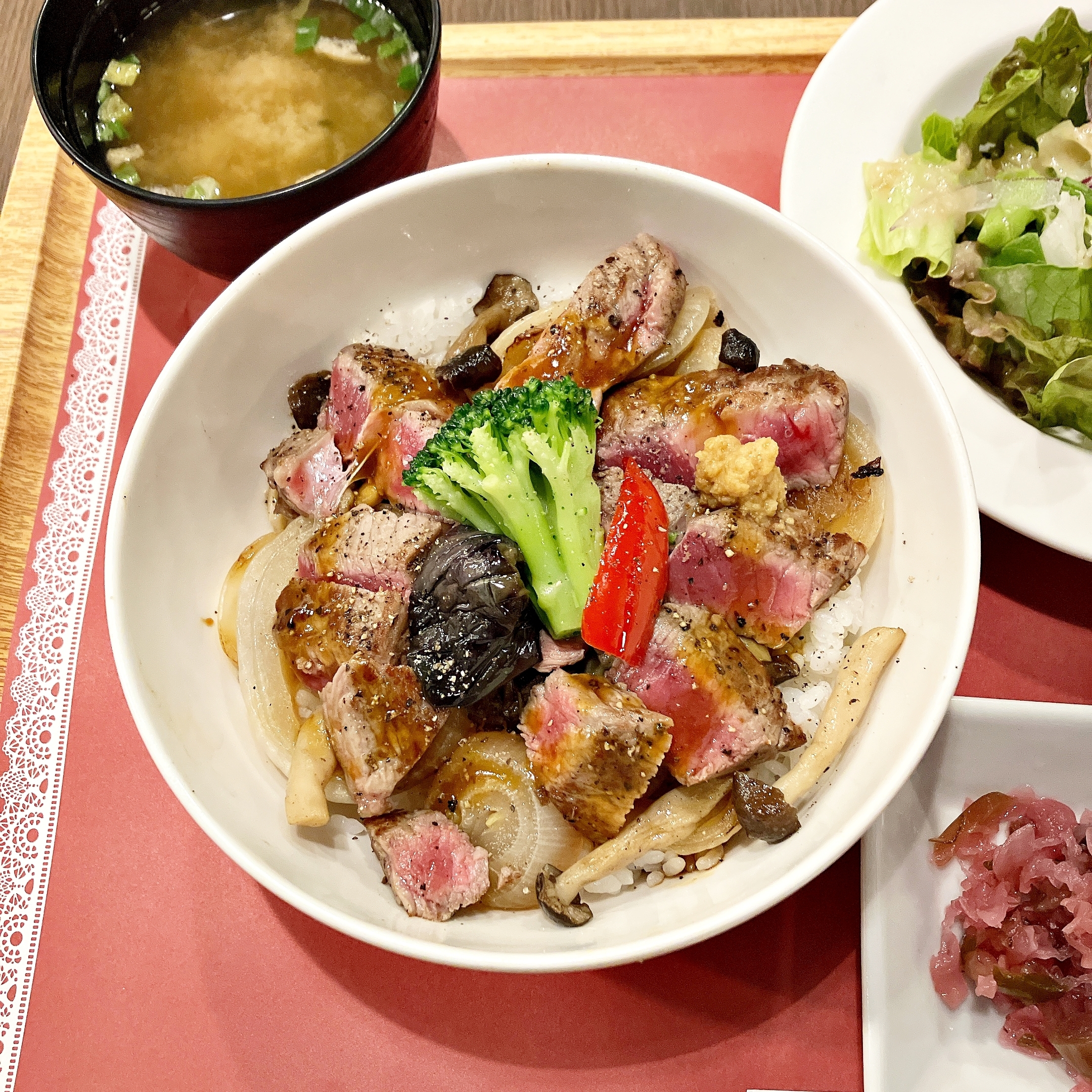 ロイヤルホストの「サーロインステーキ丼」