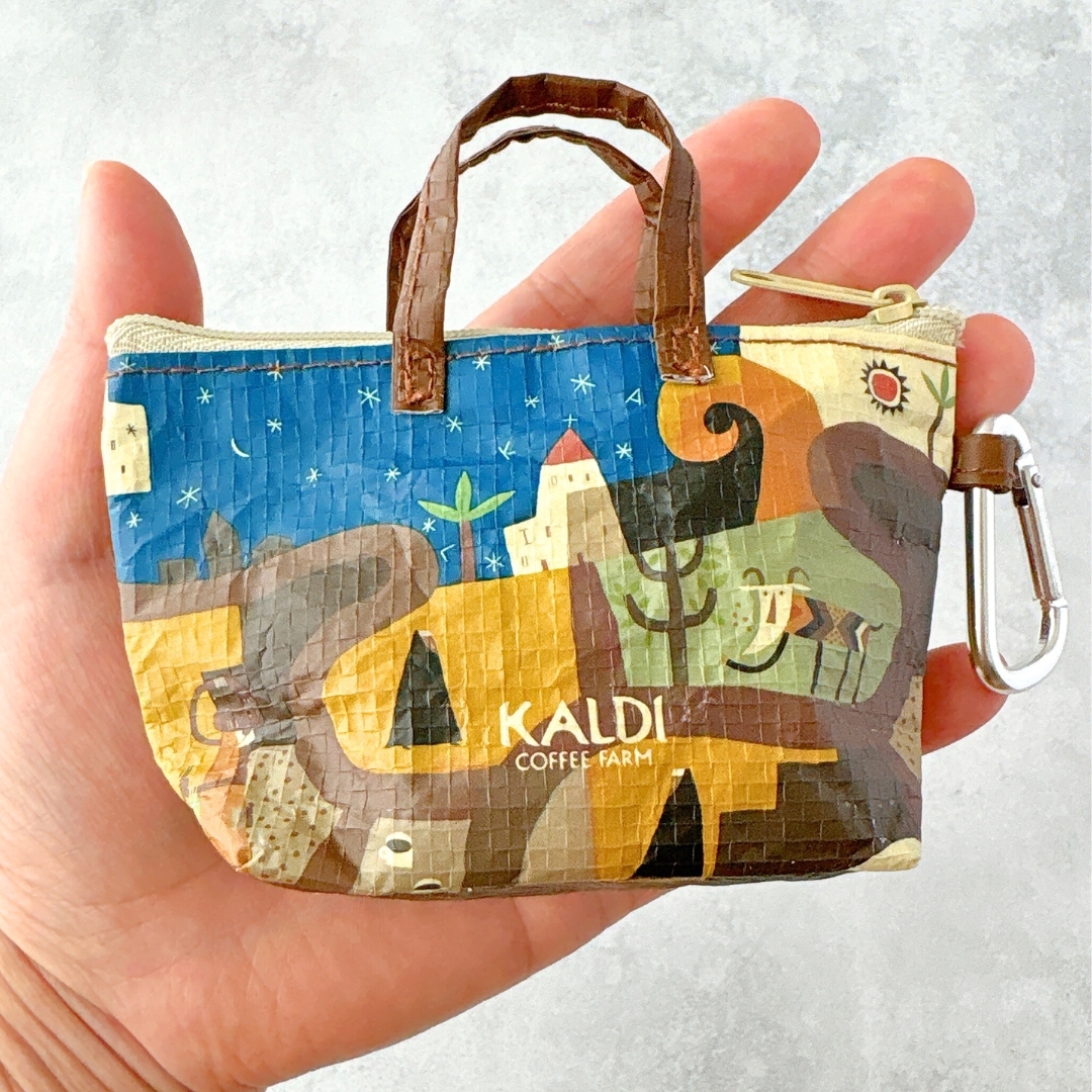 KALDI (カルディ)の「カルディ伝説柄カラビナ付きミニバッグ(コーヒーゼリー入り) 1個」
