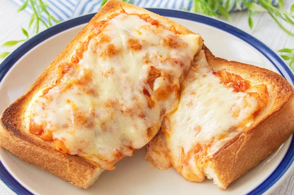 皿にのったキムチチーズトースト。とろけたチーズがパンの上に広がっている。