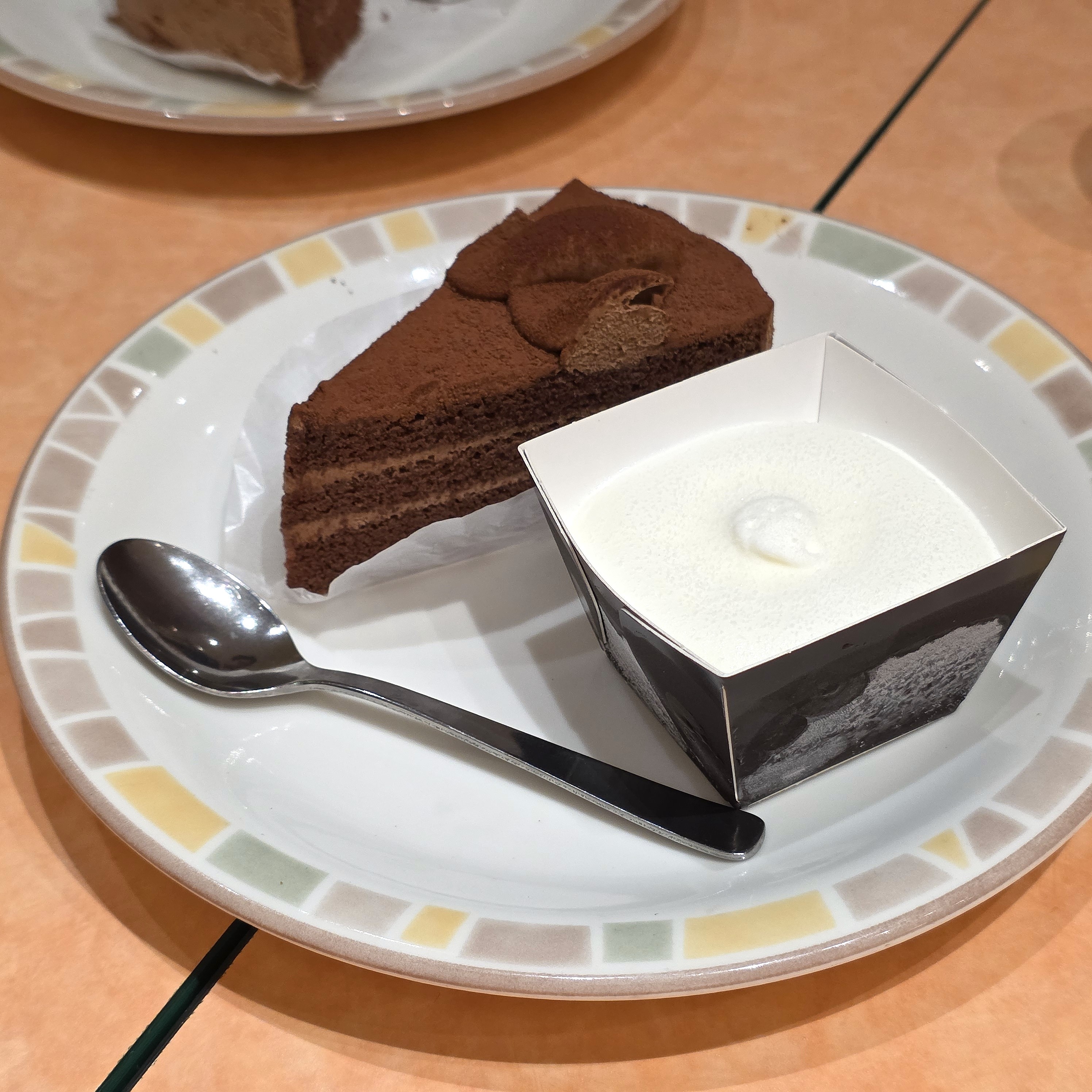 サイゼリヤ「チョコレートケーキ&ミルクジェラート」