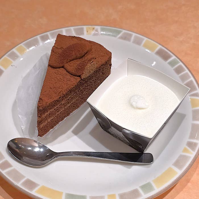 サイゼリヤ「チョコレートケーキ&ミルクジェラート」