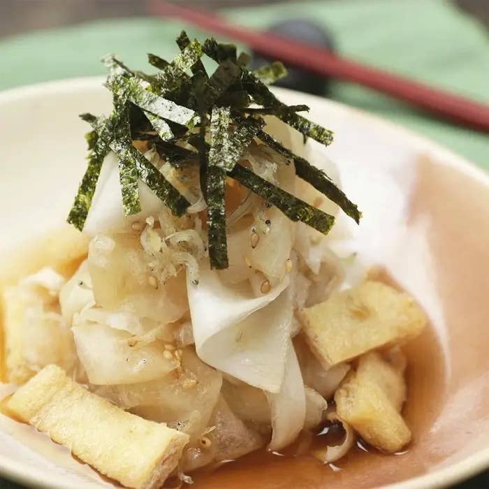 皿に盛り付けられた大根と油揚げの料理。のりとごまがトッピングされている。