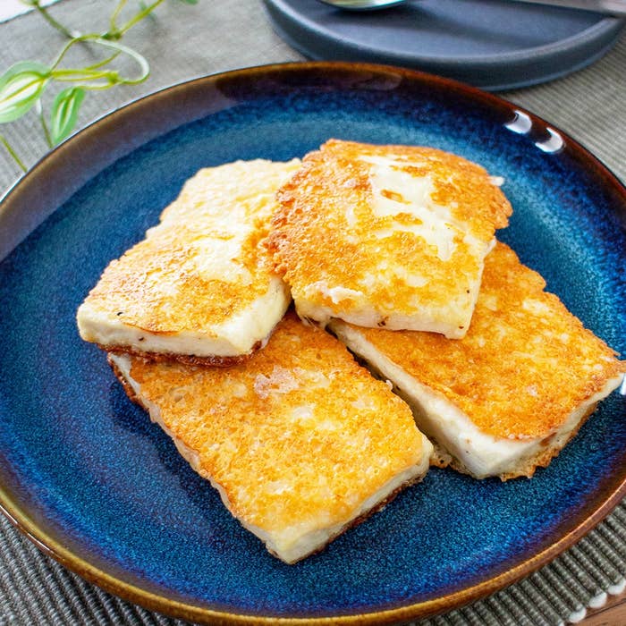 皿に盛り付けられたこんがり焼かれた豆腐。