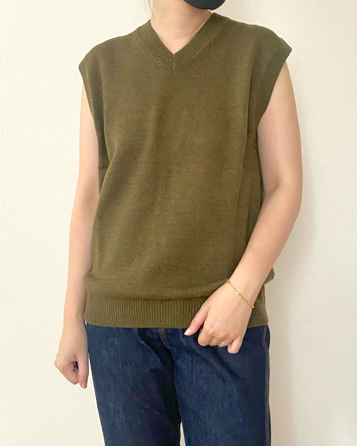 UNIQLO(ユニクロ)の「ニットVネックベスト」