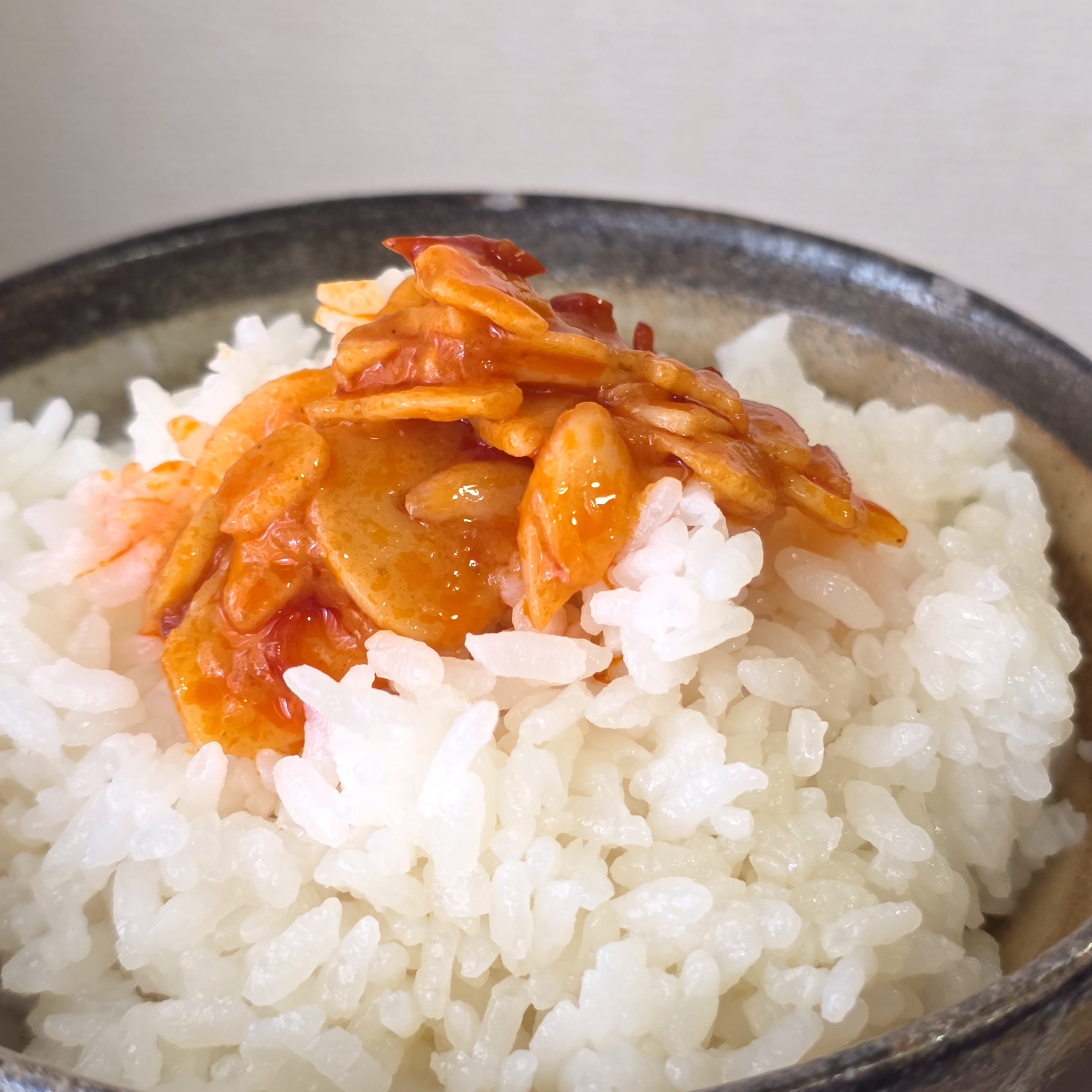 ご飯の上にキムチが盛られた器がある。
