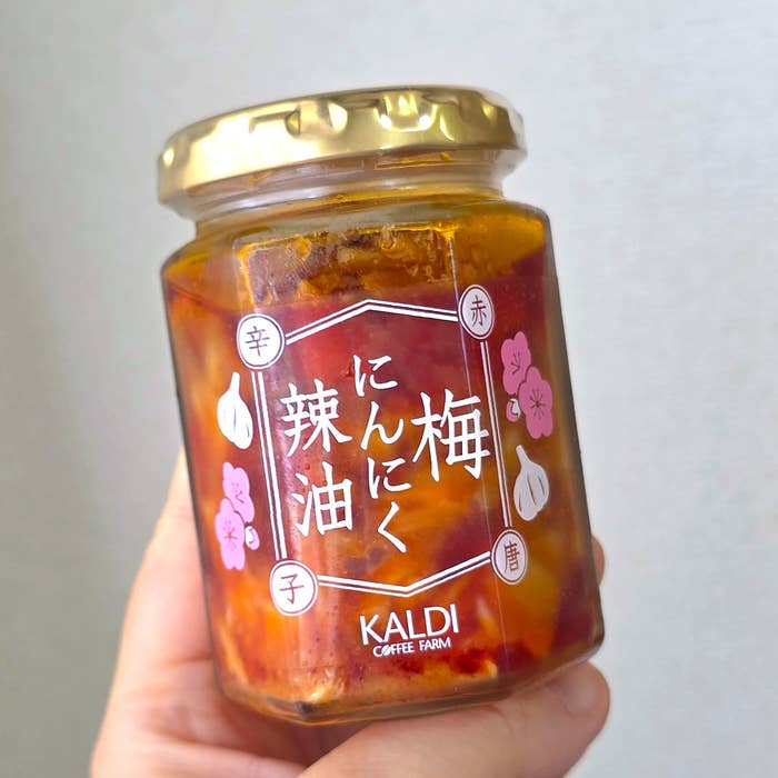瓶のラベルには梅にんにく辣油と書かれており、辛口の調味料であることを示しています。カルディコーヒーファームの商品です。