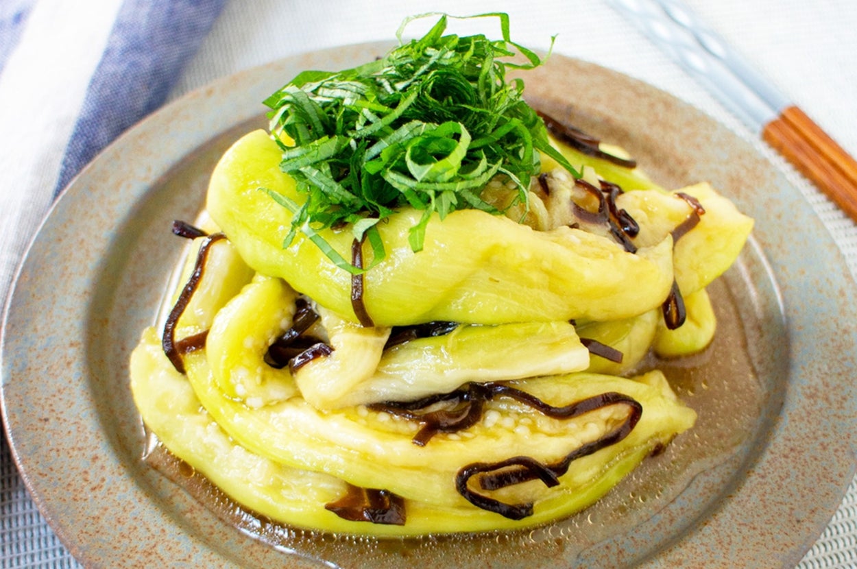 皿に盛られたなすの和風料理。千切りの青じそがトッピングされている。