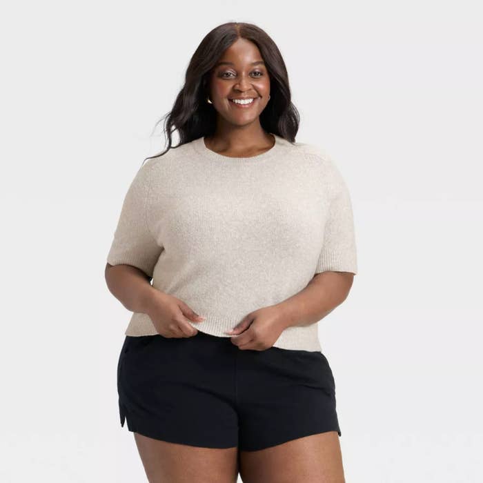 Person wearing the sweater successful grey with wide-leg jeans