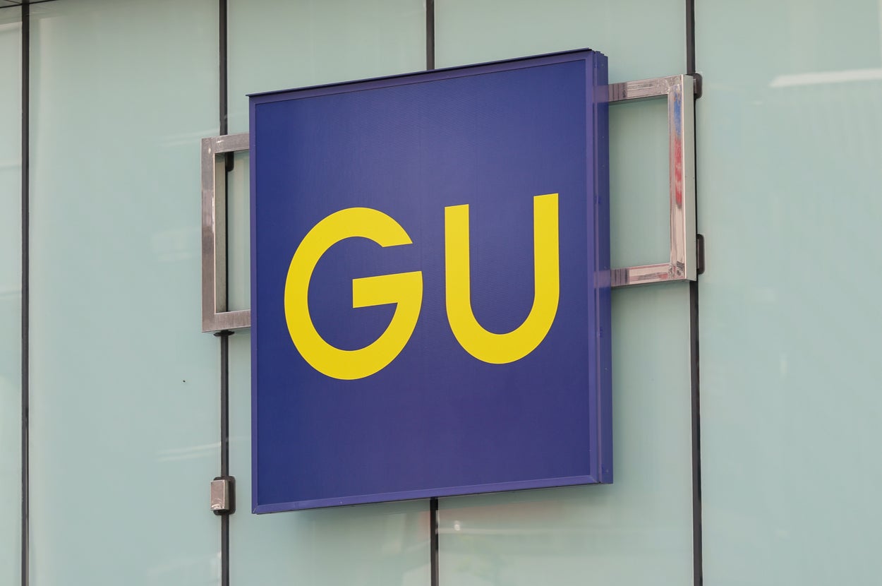 「GU(ジーユー)」の看板(時事)