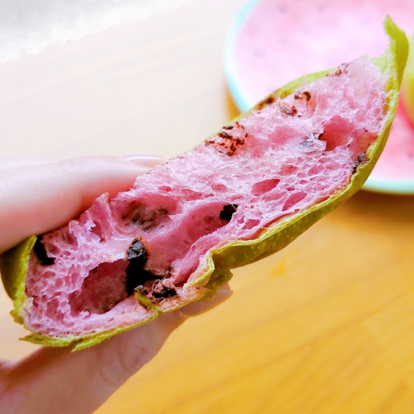 セブン-イレブンの「7P スイカみたいなパン 2切入」