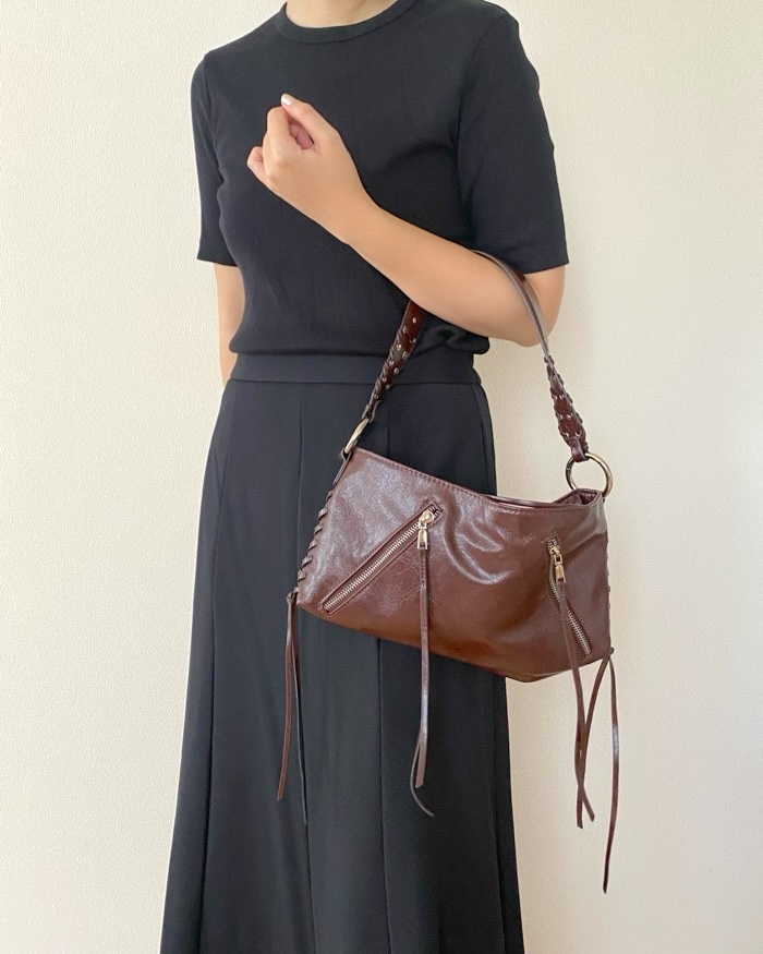 ZARAの「ジッパー付きショルダーバッグ」
