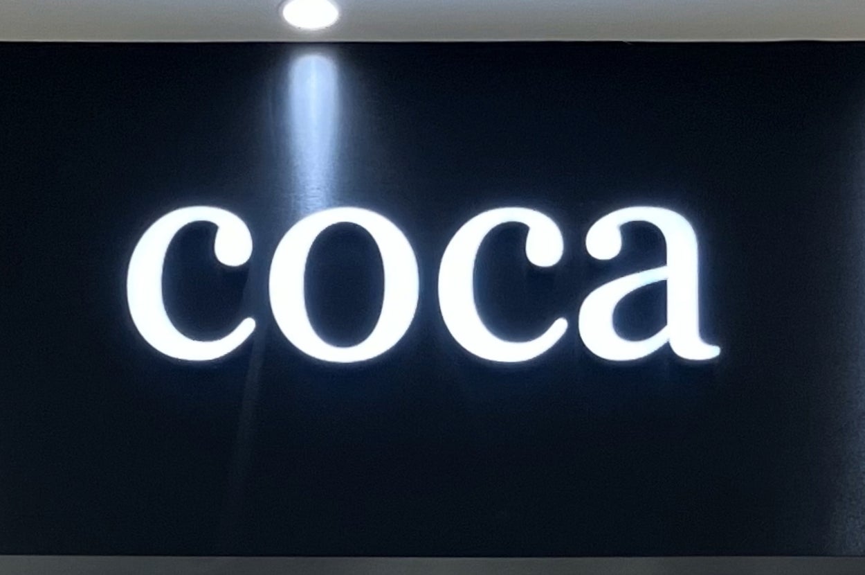 "coca"と書かれた店の看板が見える。