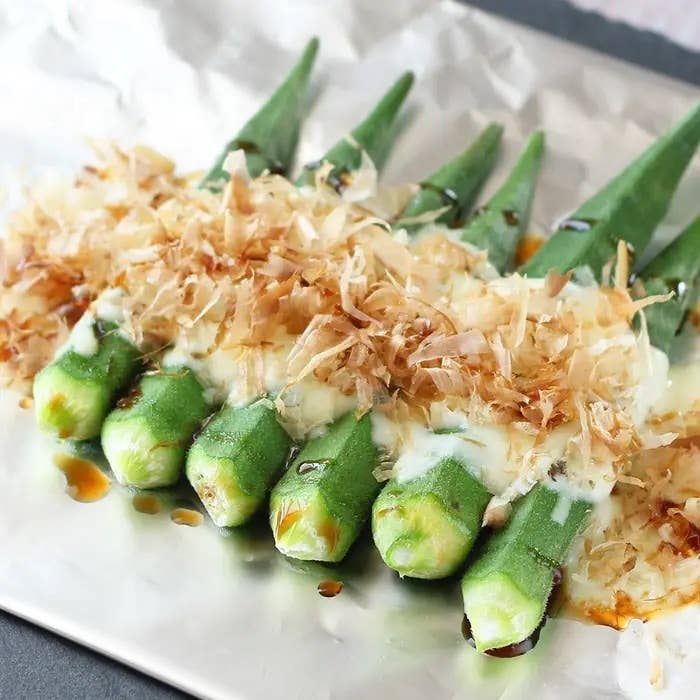 焼きオクラの上に鰹節とソースがかかった料理。シンプルで美しい盛り付け。