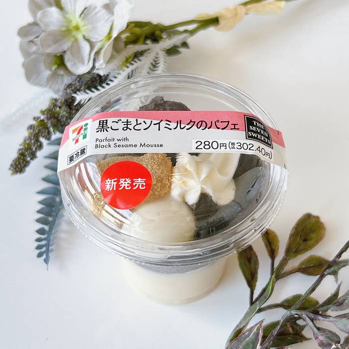 セブン-イレブンの「黒ごまとソイミルクのパフェ」