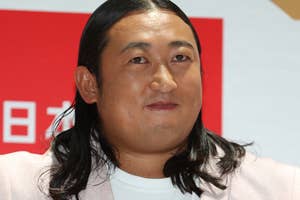 秋山竜次さん(時事)