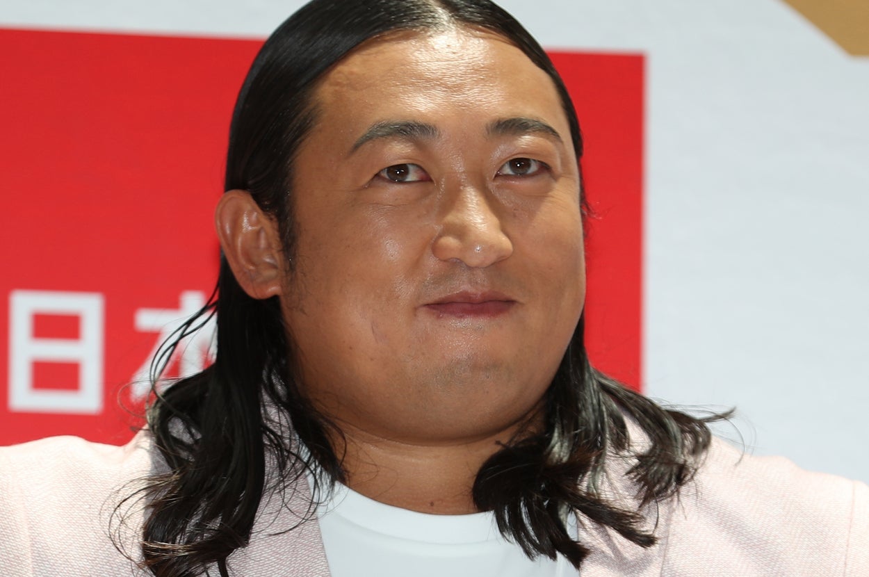 秋山竜次さん(時事)