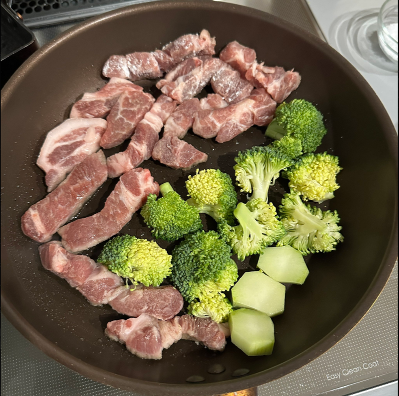フライパンで調理中の牛肉とブロッコリー。