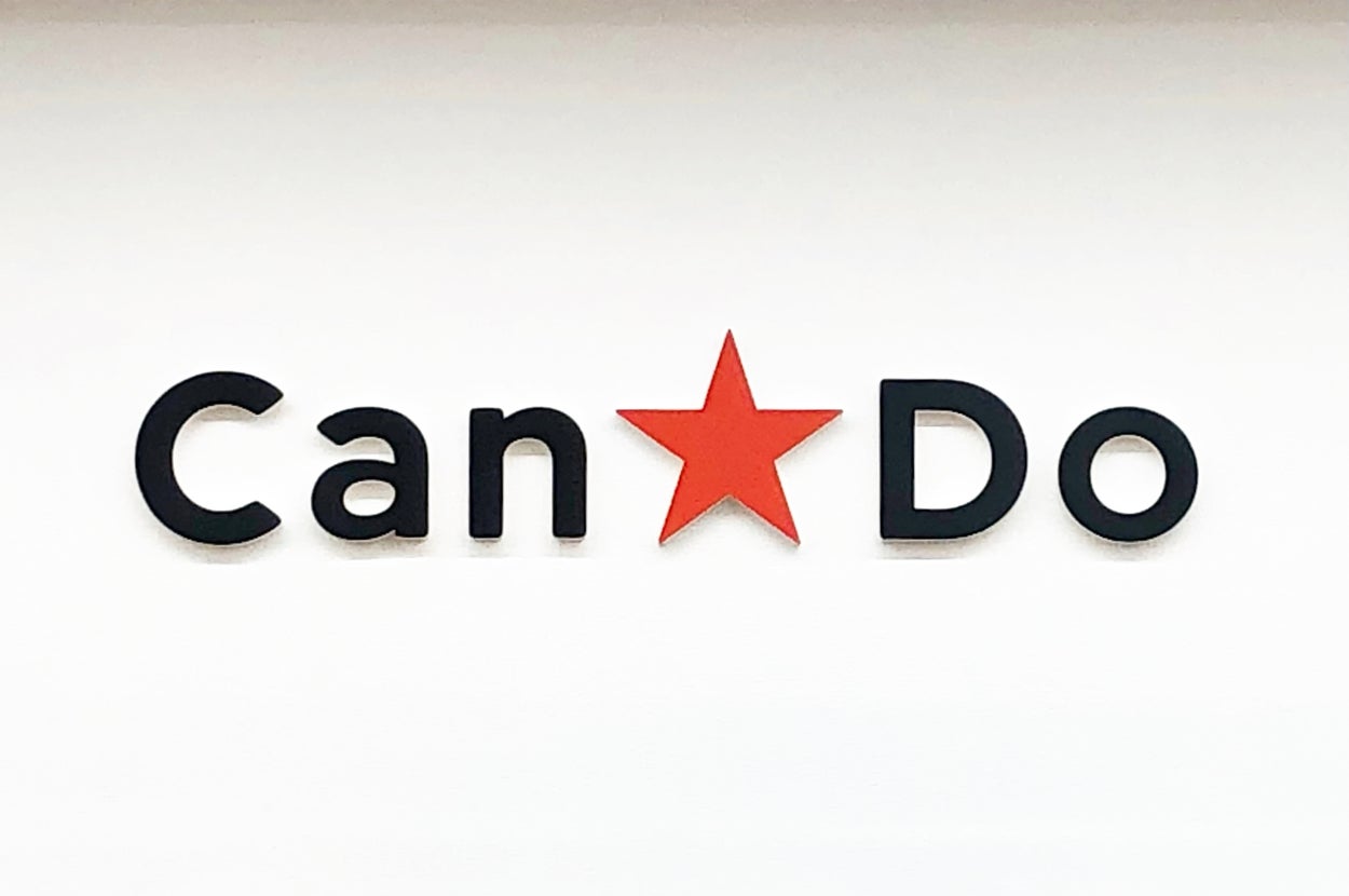 店の看板に「Can★Do」と書かれている。