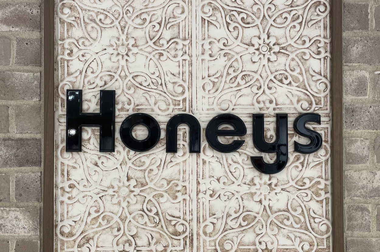 Honeys(ハニーズ)の看板