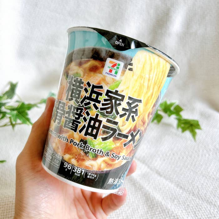 セブン-イレブン「7プレミアム 横浜家系豚骨醤油ラーメン」