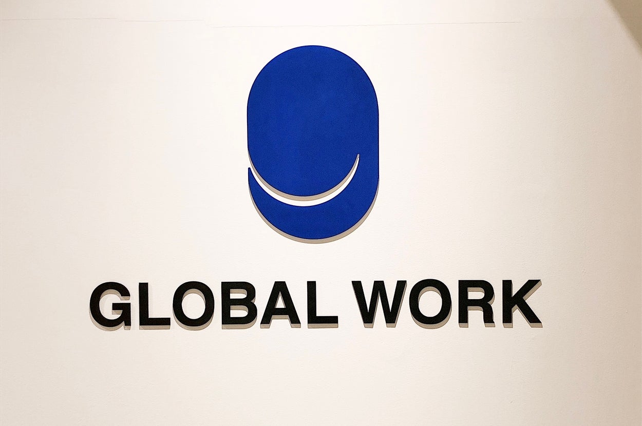 壁に掲示された「GLOBAL WORK」ロゴ。