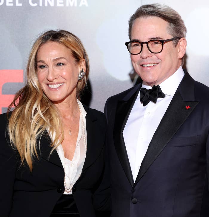 Sarah Jessica Parker and Matthew Broderick connected a reddish carpet