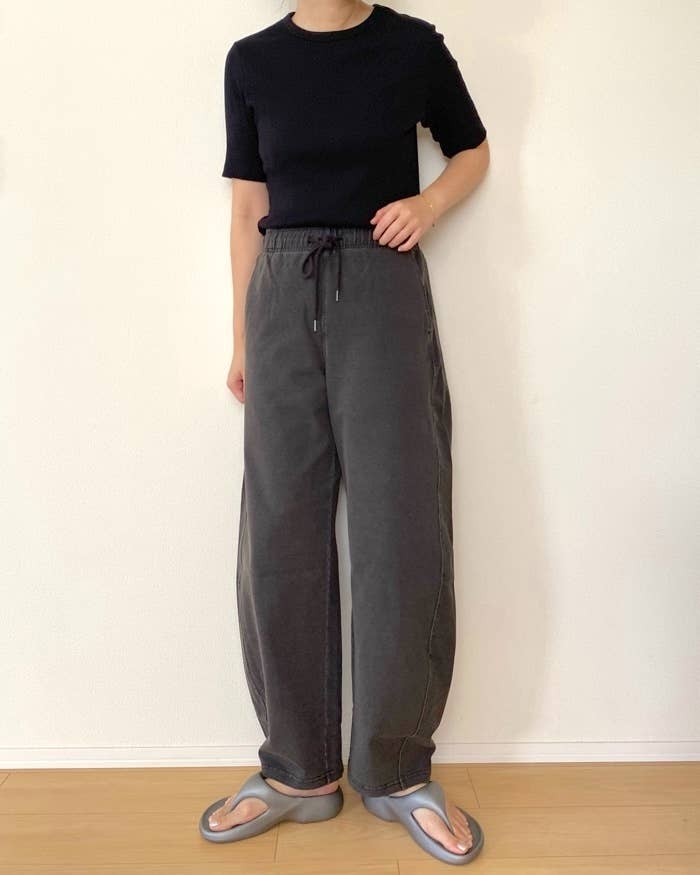 GUの「デニムスウェットバレルレッグパンツQ」