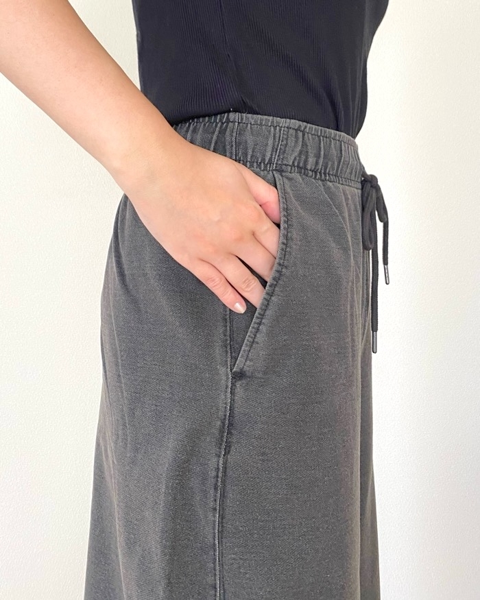 GUの「デニムスウェットバレルレッグパンツQ」