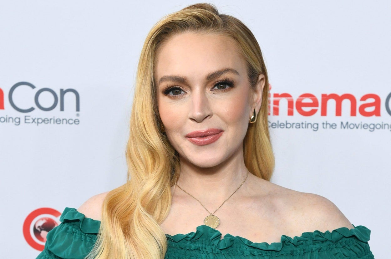 Months After She Addressed Comments About Her Changing Appearance, Lindsay Lohan’s Makeup-Free Selfies Are Going Viral
