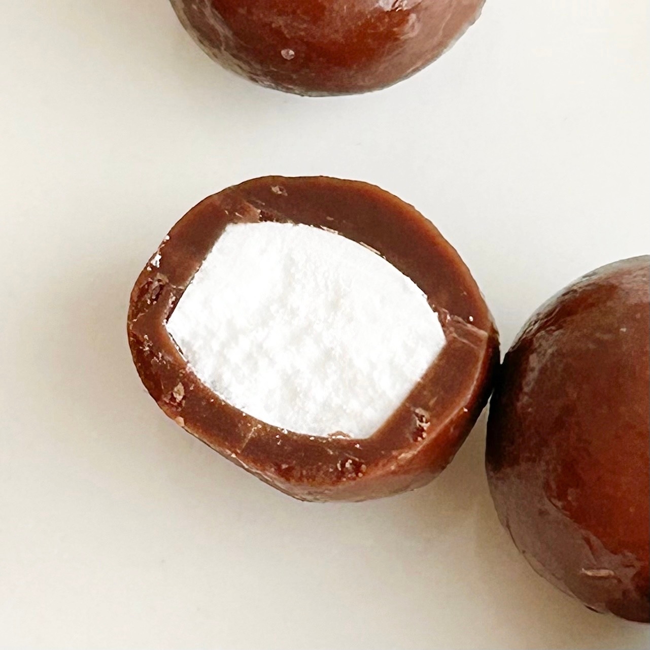 セブン-イレブンの「チョコっとラムネ パイナップル風味 27g」と「チョコっとラムネ マスカット風味 27g」