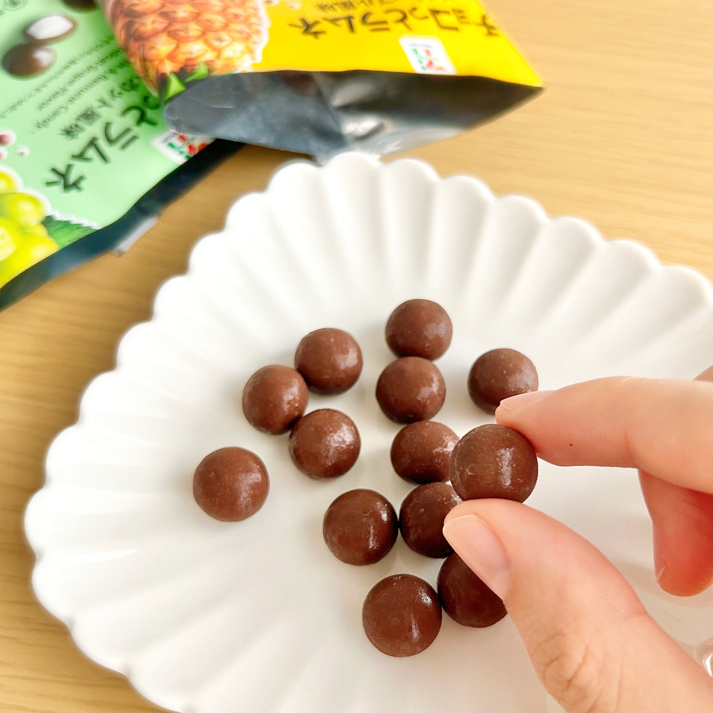 セブン-イレブンの「チョコっとラムネ パイナップル風味 27g」と「チョコっとラムネ マスカット風味 27g」