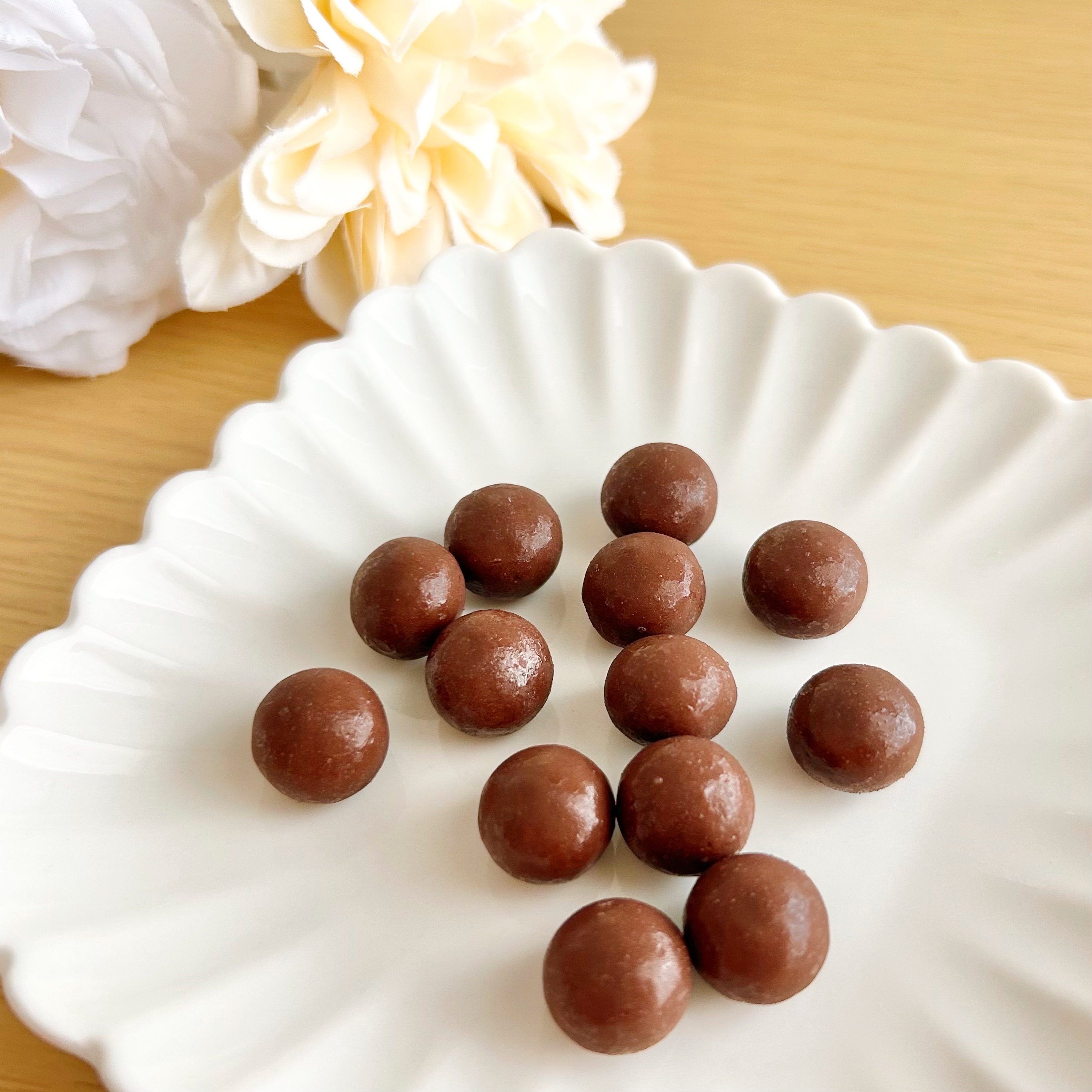 セブン-イレブンの「チョコっとラムネ パイナップル風味 27g」と「チョコっとラムネ マスカット風味 27g」