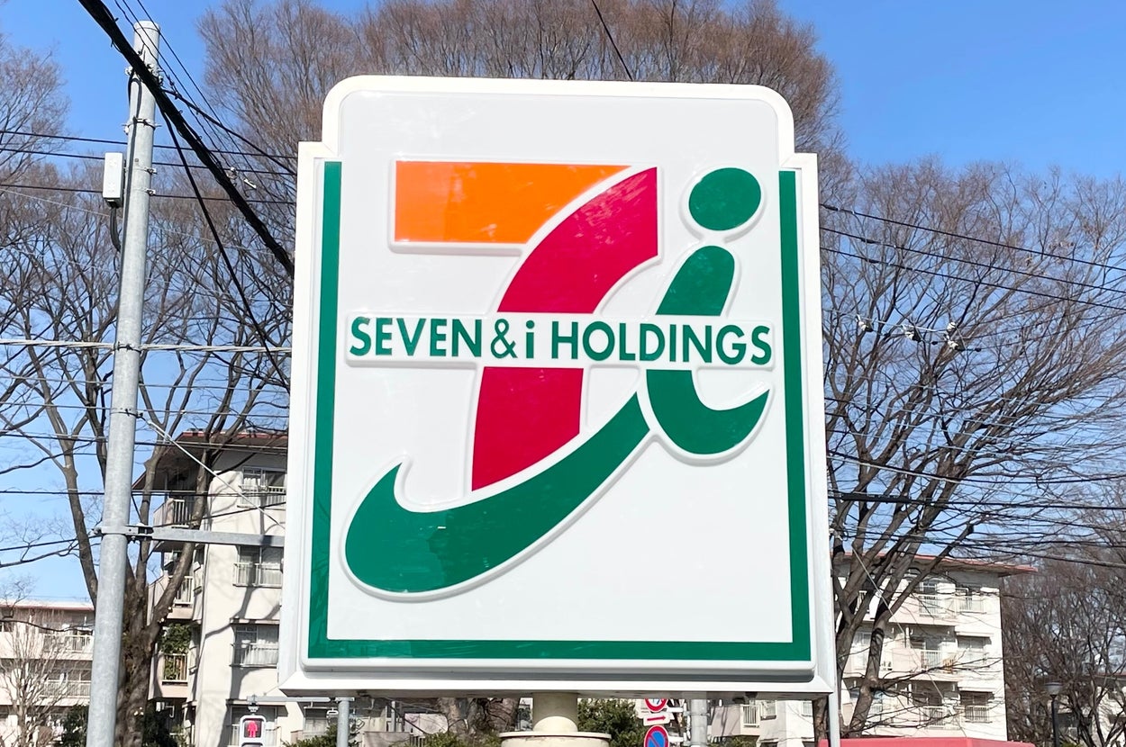 コンビニエンスストア「セブン&アイ・ホールディングス」の看板が写っています。
