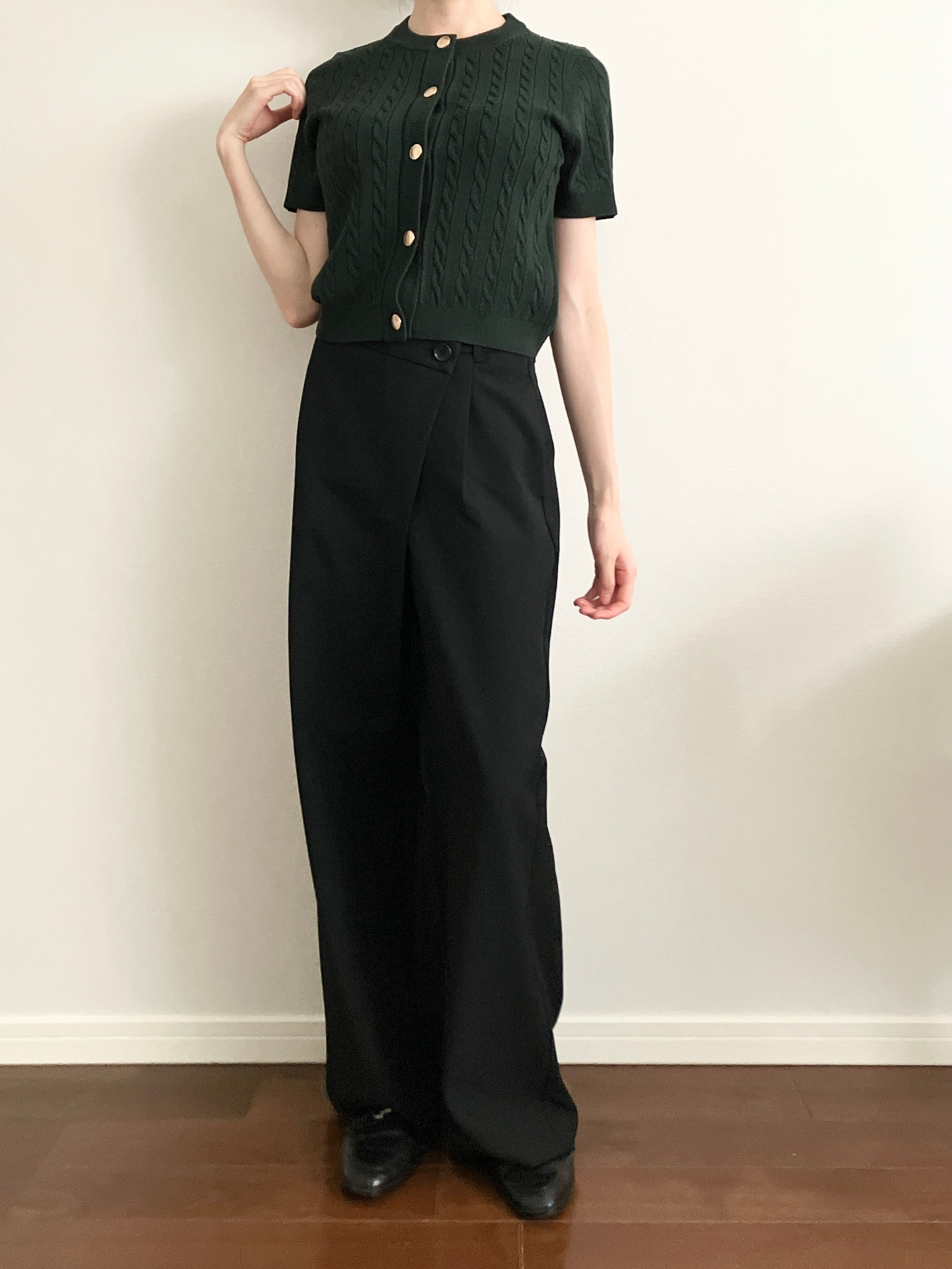 GU(ジーユー)の「ケーブルメタルボタンカーディガン(半袖)」