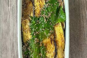 ゴマとシソがのった漬けられたナス。