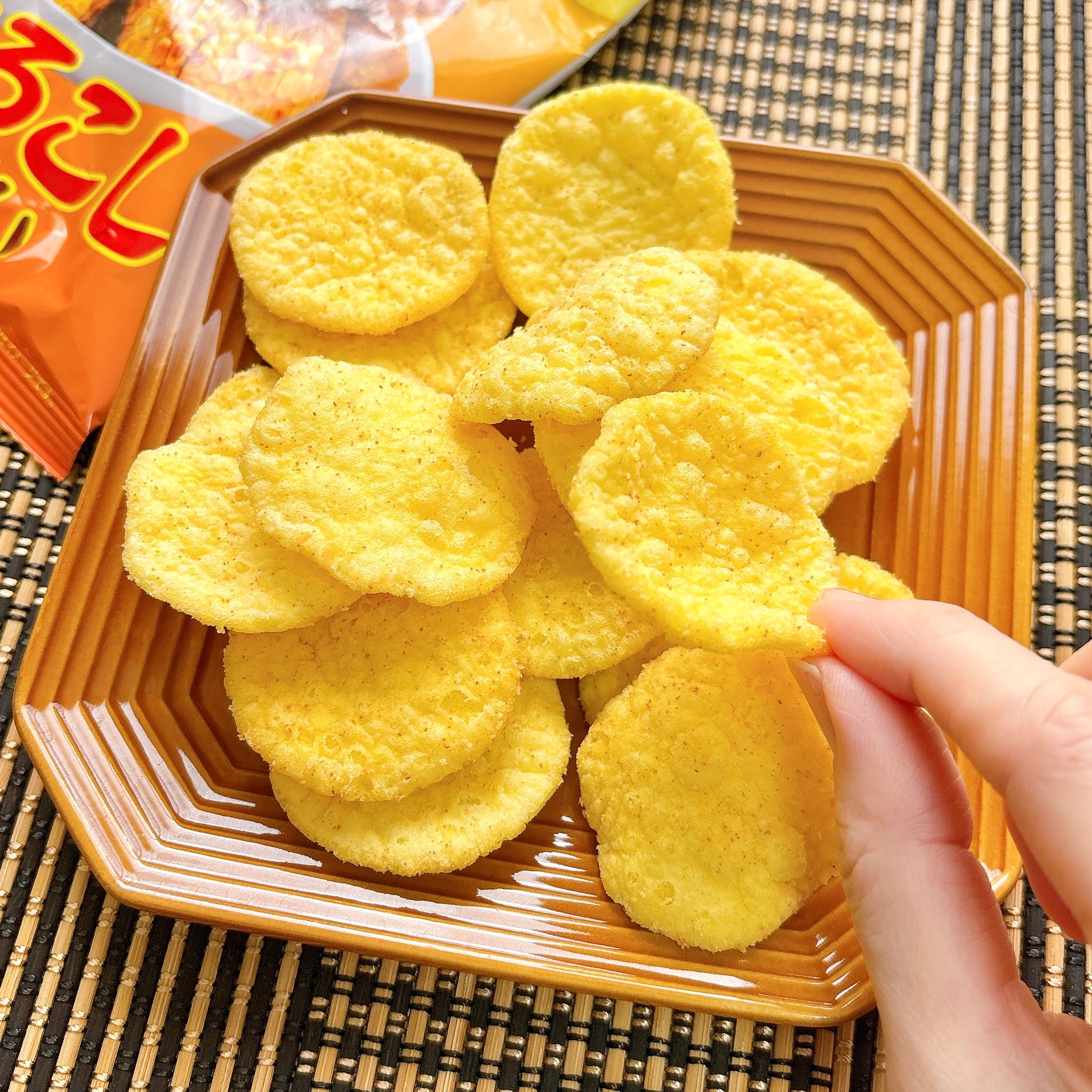 FamilyMart(ファミリーマート)「ひざつき マシマシ焼もろこしせんべい」