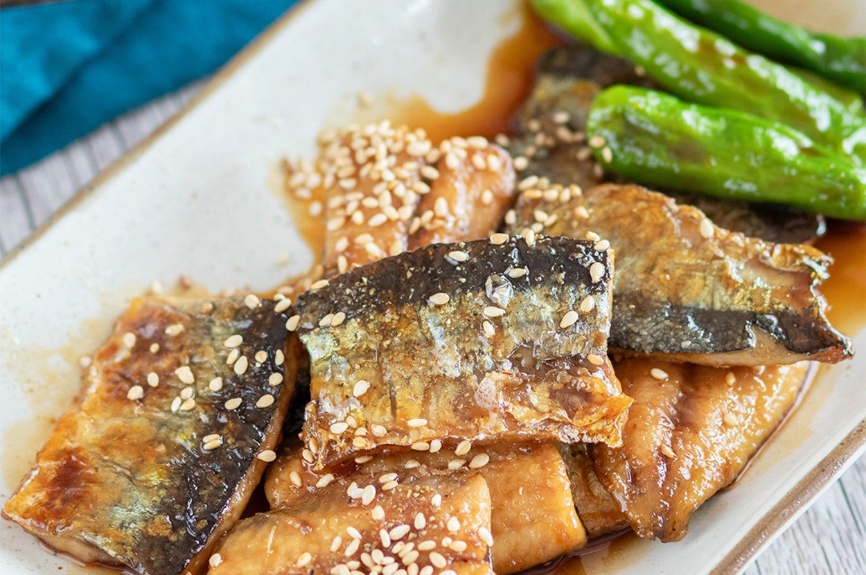 白い皿に盛り付けられた焼き魚の切り身と唐辛子、ゴマがかかっている。