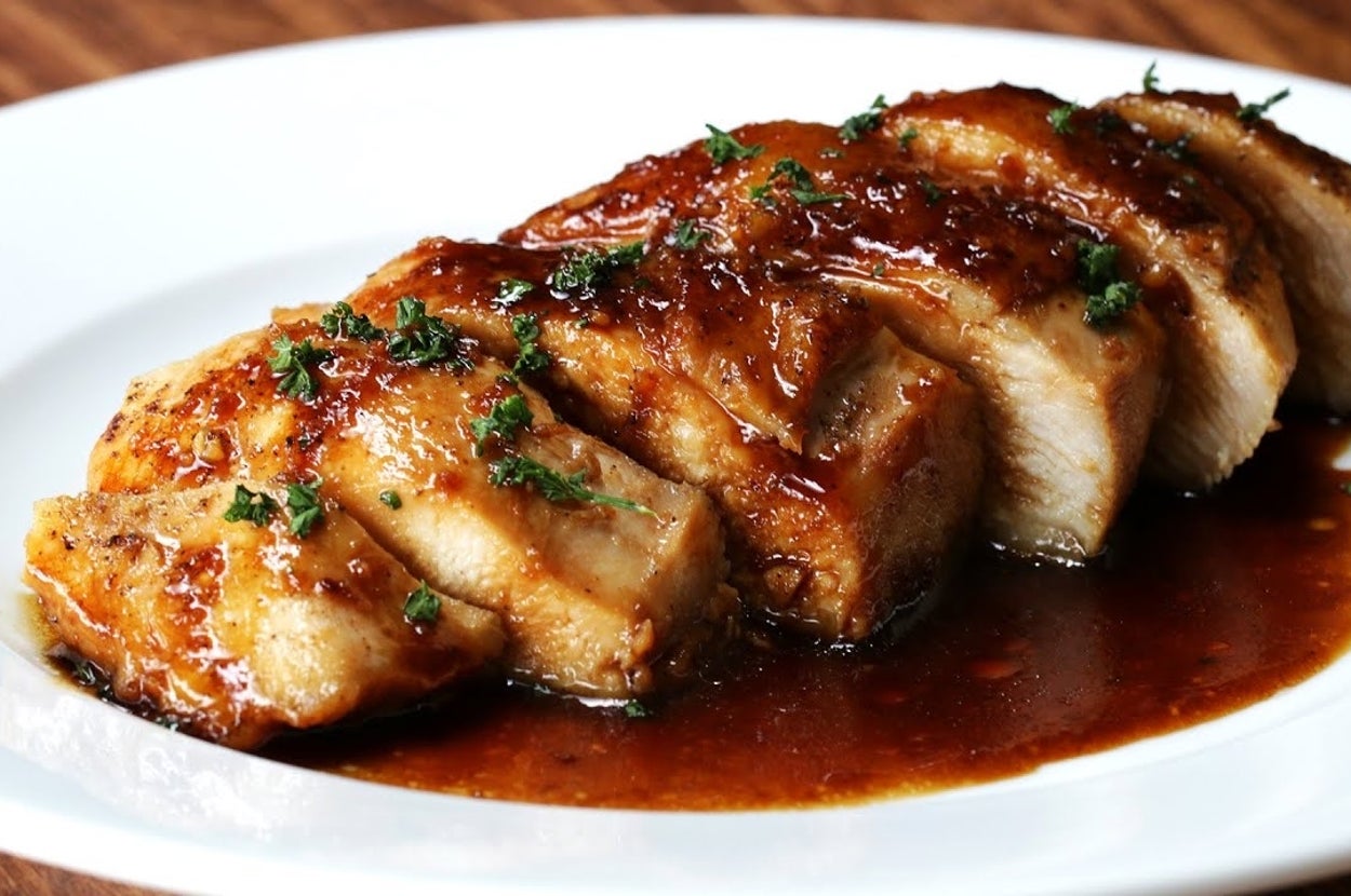 照り焼き風ソースで仕上げた鶏肉のスライスが皿に盛られ、パセリがかかっている。