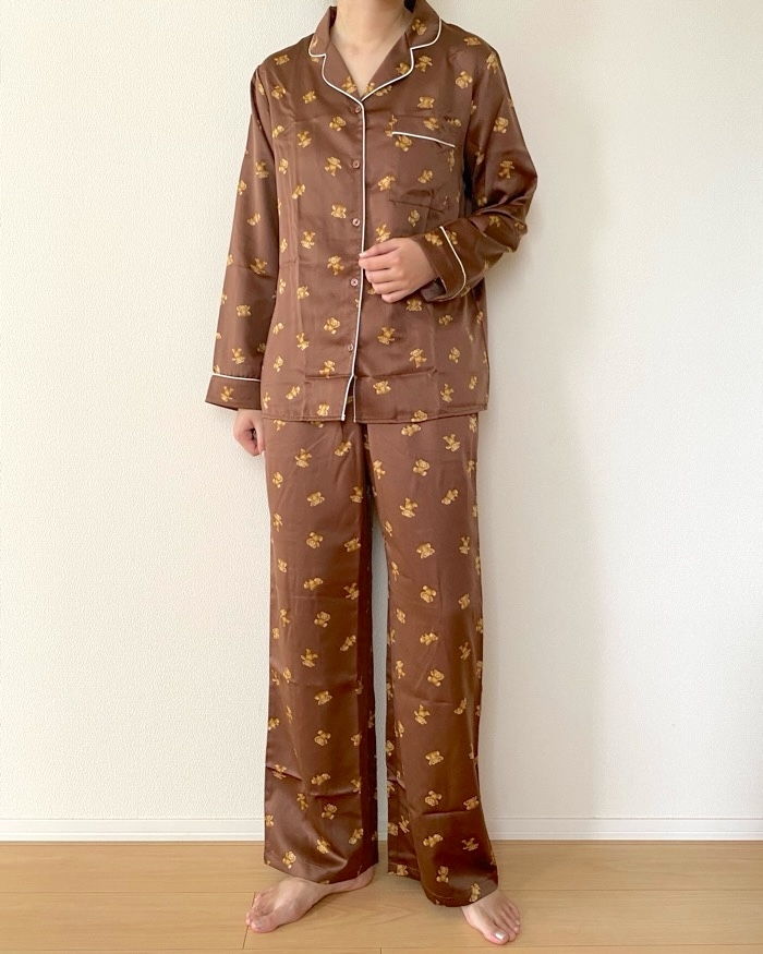 GUの「サテンパジャマ(長袖&ロングパンツ)(ベア)」