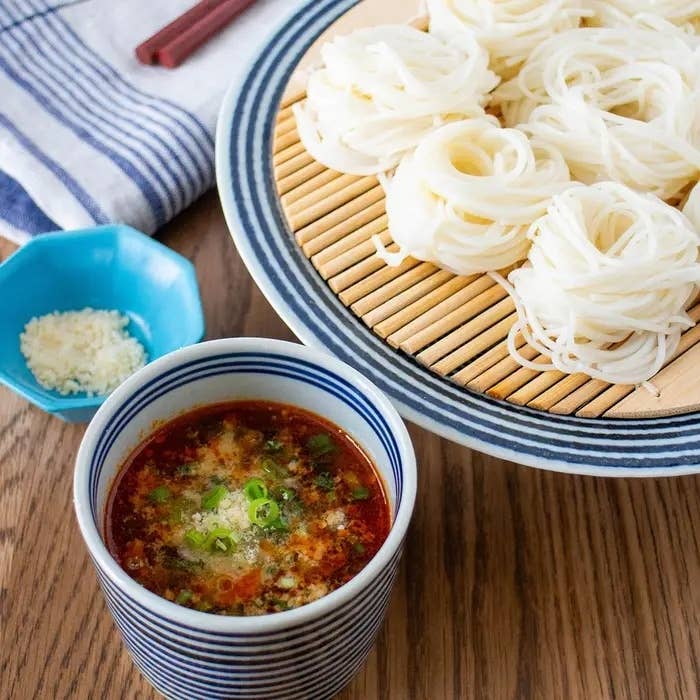 テーブル上に冷麦とスパイシーなつけ汁が置かれている。