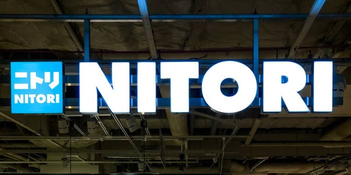 ニトリの店舗看板。明るく照らされた「NITORI」のロゴ。
