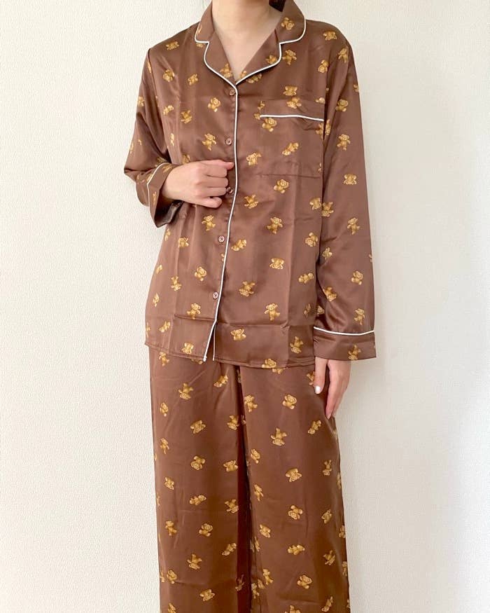 GUの「サテンパジャマ(長袖&ロングパンツ)(ベア)」
