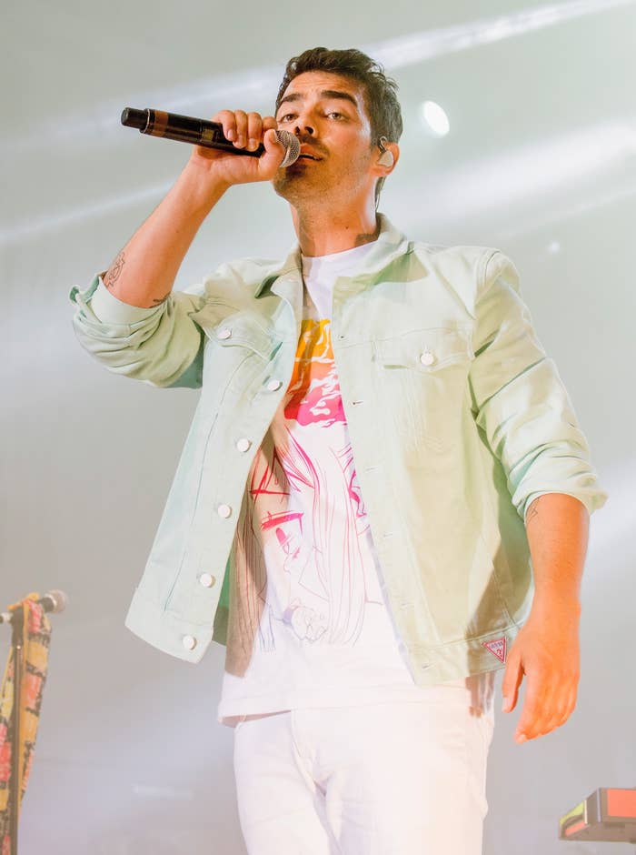Joe Jonas on signifier is singing into a microphone