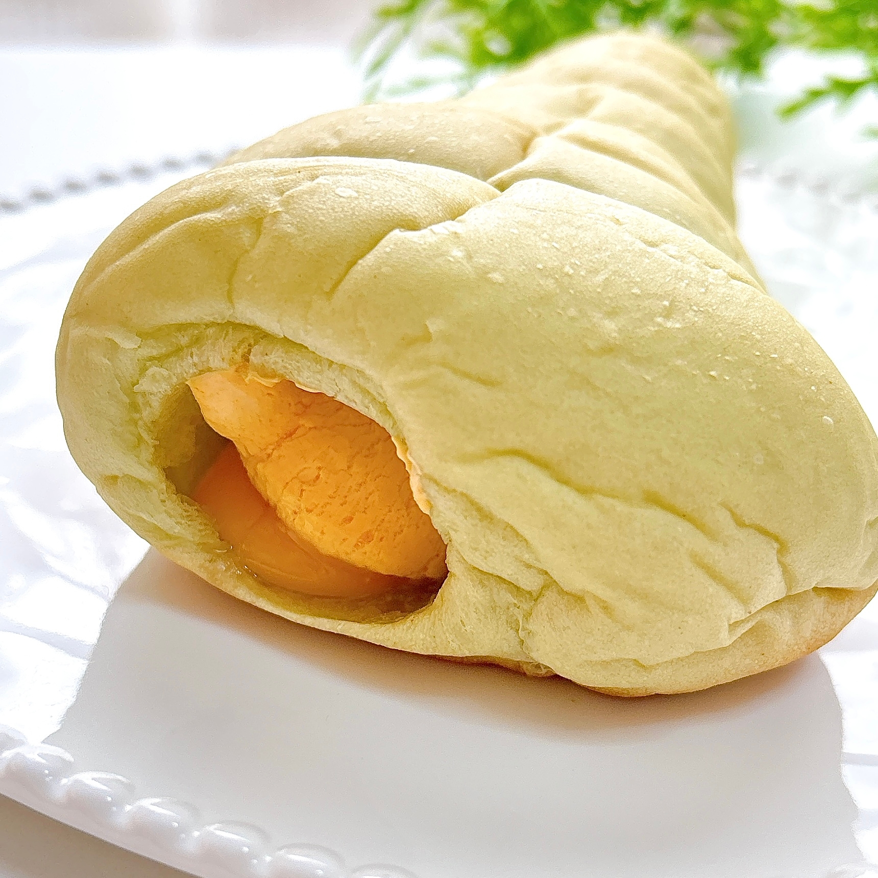 FamilyMart(ファミリーマート)「北海道メロンのダブルクリームコロネ」